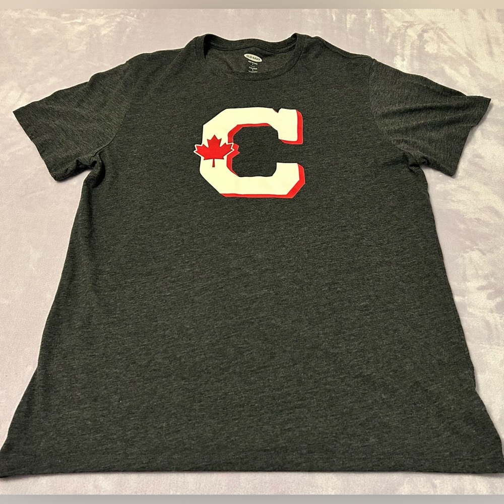 ✨✨ Gray Old Navy Graphic T-Shirt Size M ✨✨